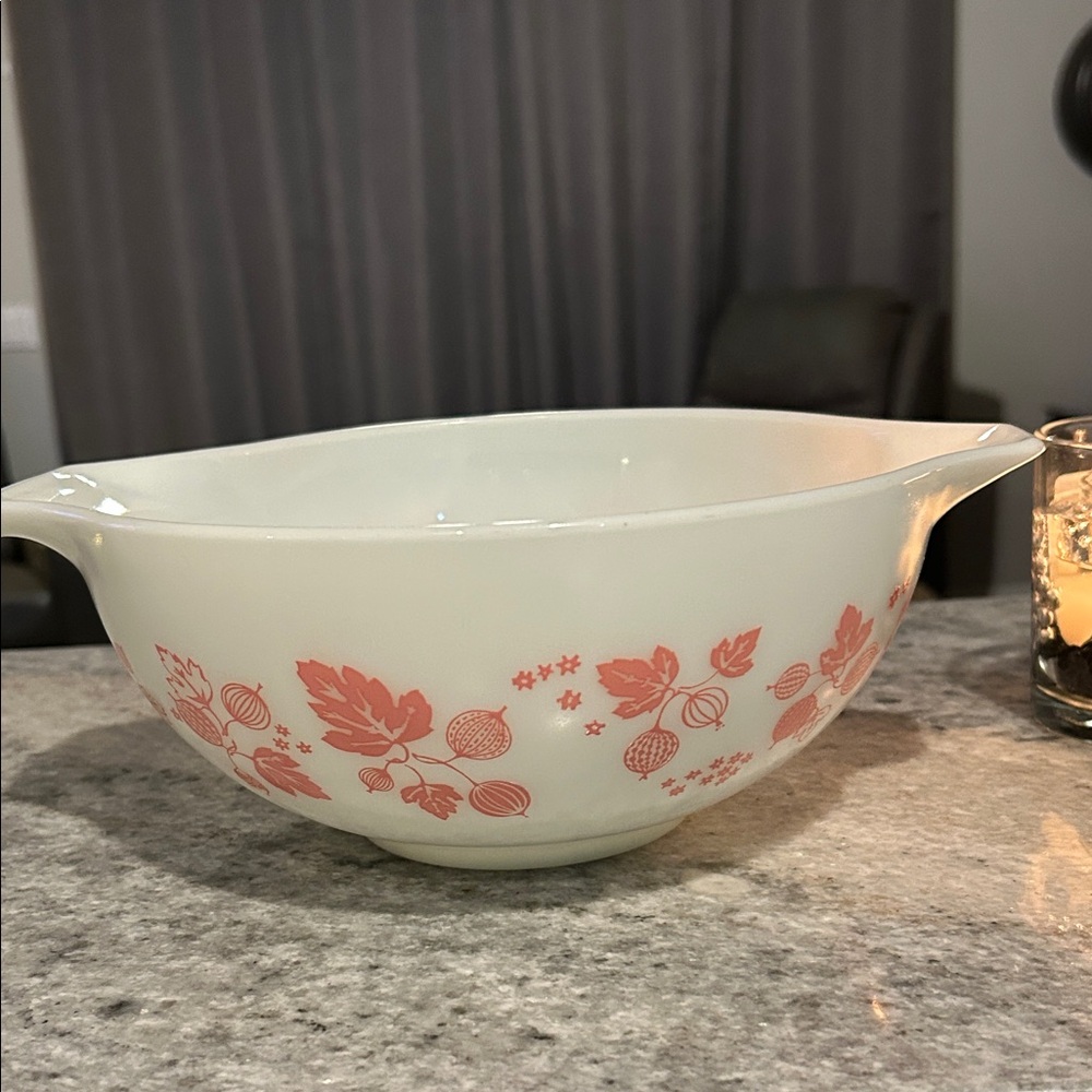 Vintage Pyrex Cinderella #443 Gooseberry mixing bowl.